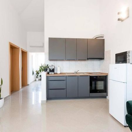 Cozy Apartment With Private Parking Медулин Екстериор снимка