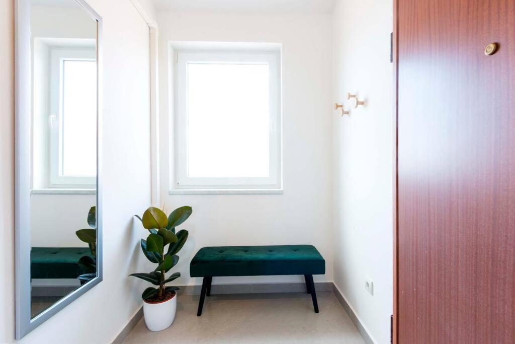 Cozy Apartment With Private Parking Медулин Екстериор снимка