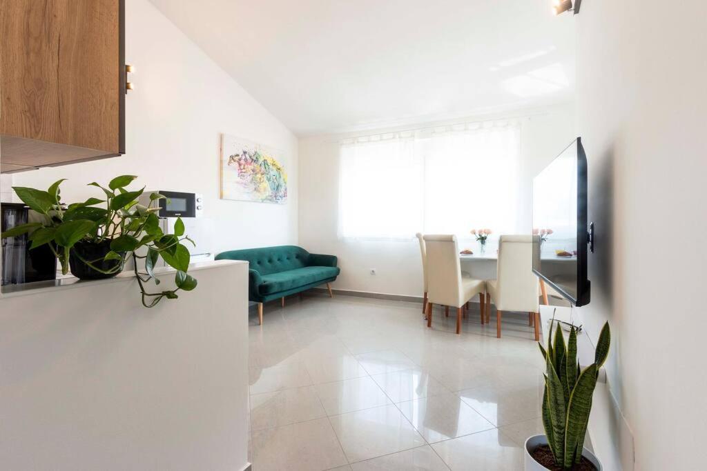 Cozy Apartment With Private Parking Медулин Екстериор снимка