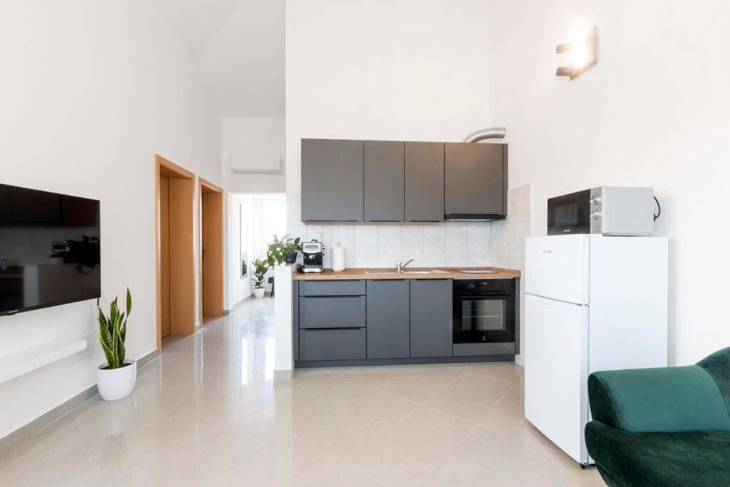 Cozy Apartment With Private Parking Медулин Екстериор снимка
