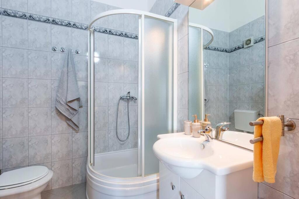 Cozy Apartment With Private Parking Медулин Екстериор снимка