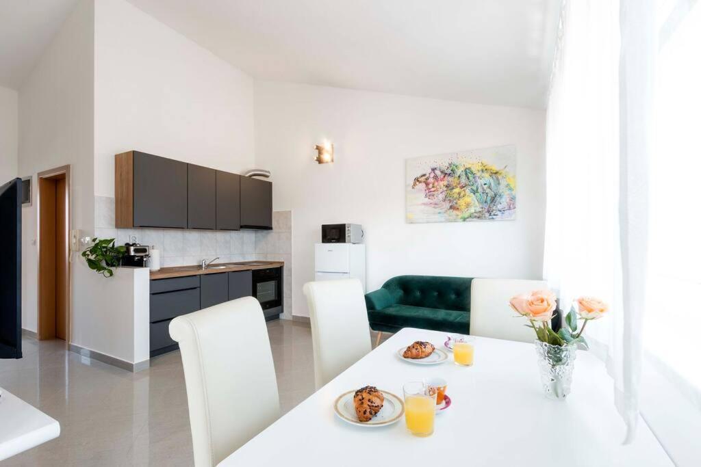 Cozy Apartment With Private Parking Медулин Екстериор снимка