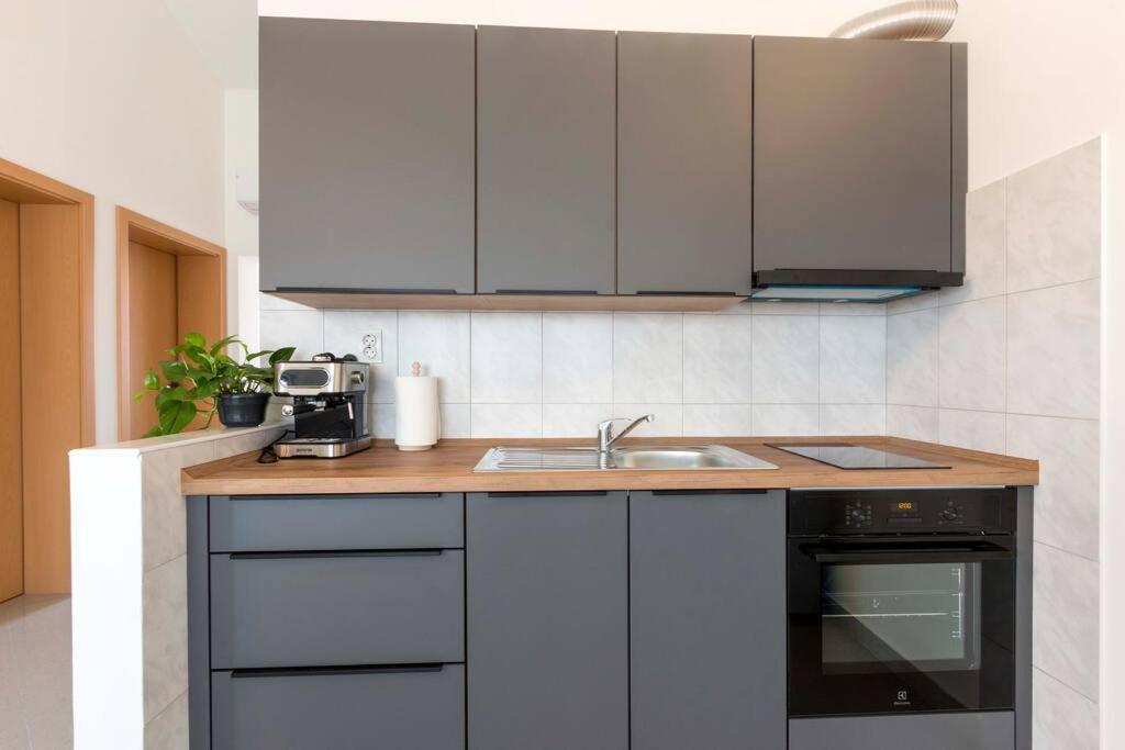 Cozy Apartment With Private Parking Медулин Екстериор снимка